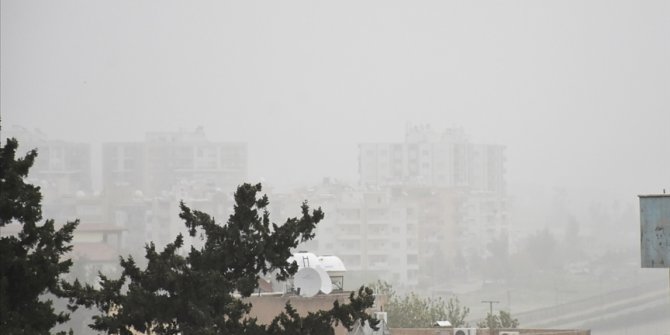 Mardin Nusaybin'de toz taşınımı etkisini sürdürüyor