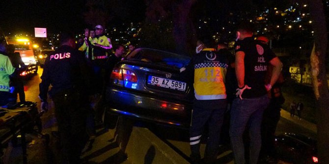 Sıkıştırılan otomobil refüjü aşıp ağaca çarptı: 2 yaralı