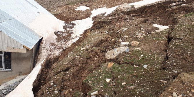 Çığ altında kalan evde şimdi de 'heyelan' riski