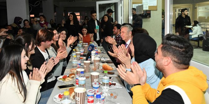 Mansur Yavaş iftarını üniversite öğrencileriyle yaptı