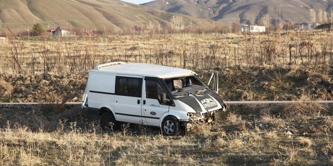 Bitlis'te minibüs takla attı: Ölü ve yaralılar var