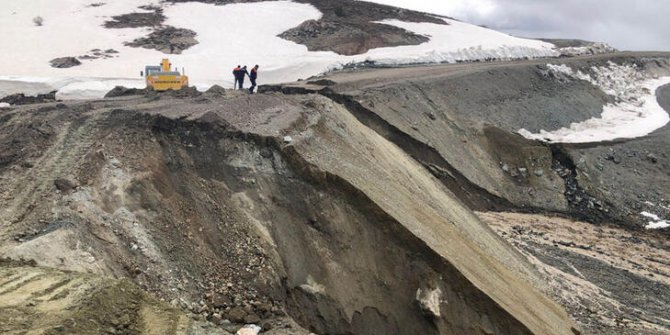 Sivas'ta heyelan; köy yolu ulaşıma kapandı
