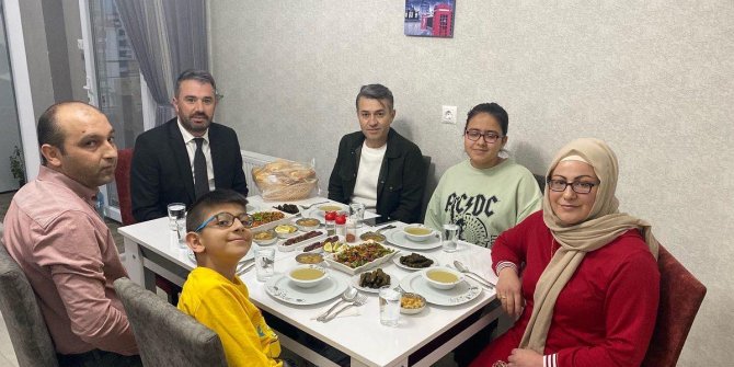 Başkan Ertuğrul Çetin, iftar yemeklerinde vatandaşların evlerine konuk oluyor