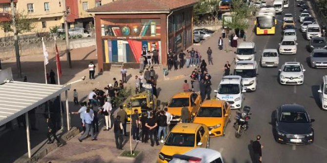 Şanlıurfa İl Göç İdaresinin camlarını kıran 15 şüpheliye gözaltı