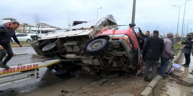 Tuzla'da kontrolden çıkan kamyonet devrildi