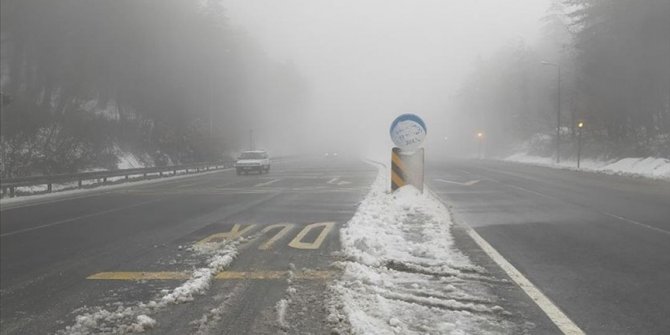 Bolu Dağı'nda hafif kar ve sis etkili oluyor