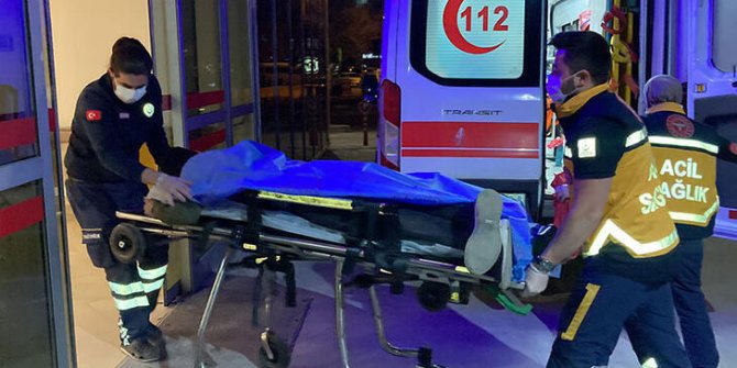 Yolda yürürken bıçaklandı