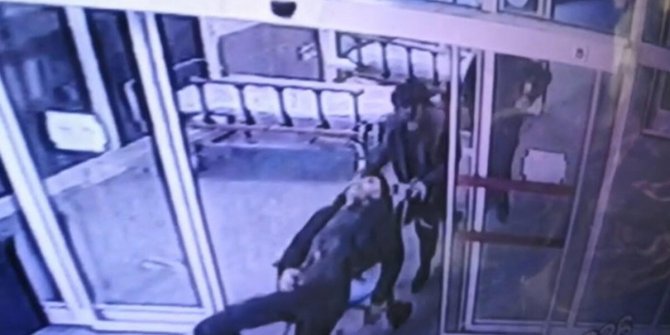 Ev arkadaşlarını öldürüp hastaneye bıraktılar