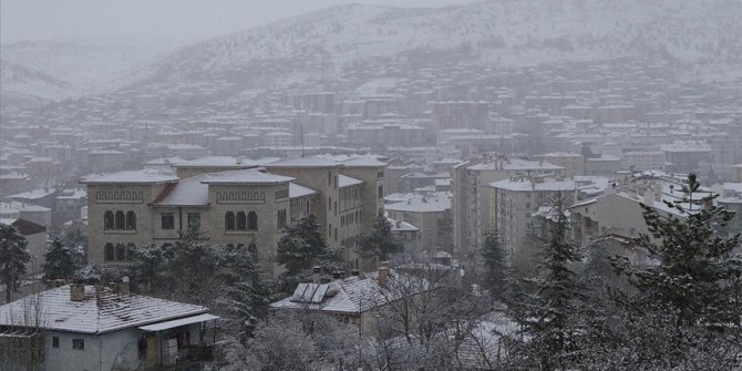 Yozgat, Sivas ve Nevşehir'e nisanda kar yağdı