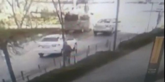 Yaya geçidinde çarptığı hemşireyi hastaneye bırakıp kaçtı