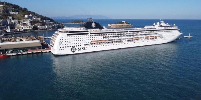MCS Cruises'e ait kruvaziyer, 6 yıl sonra Kuşadası'na demirledi