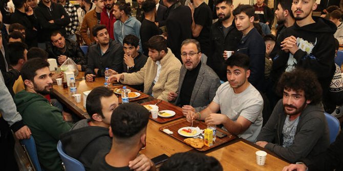 Bakan Kasapoğlu öğrencilerle sahurda bir araya geldi