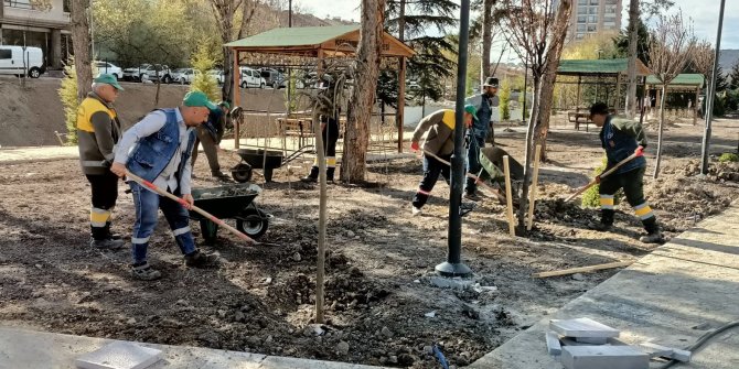 Keçiören’in Belediyesi ilçedeki park ve bahçelerde yaza hazırlık çalışmaları yürütüyor