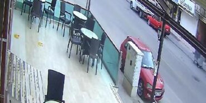 Minibüs, ATM'lere ve servis aracına çarptı