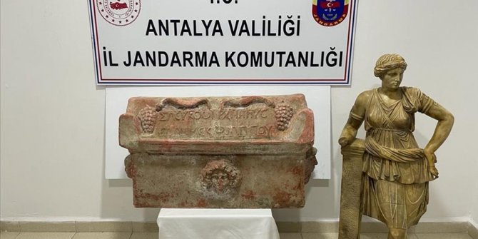 Antalya'da Roma dönemine ait lahit ve heykel ele geçirildi