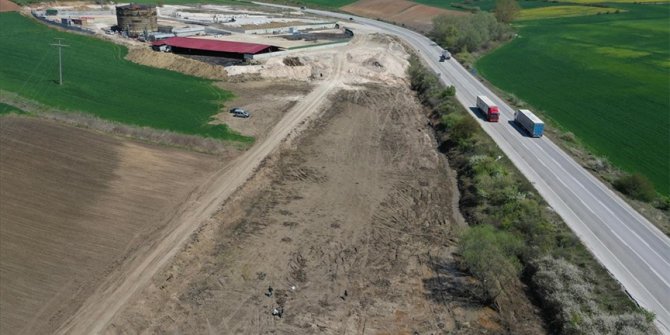 Edirne'de asfalt şantiyesinden tarlalara akan zifti temizleme çalışması yarın tamamlanacak