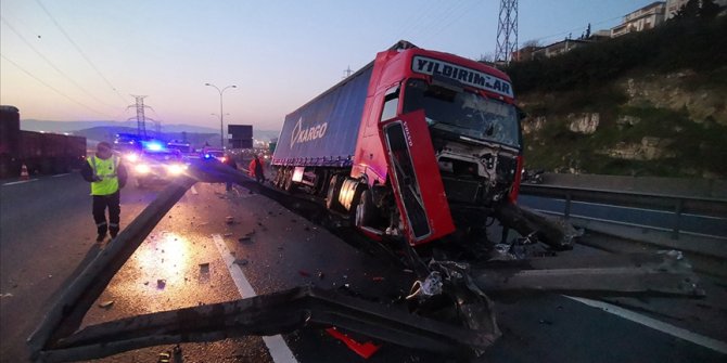Bariyerlere çarpan tır Anadolu Otoyolu'nun Kocaeli kesiminde ulaşımı aksattı