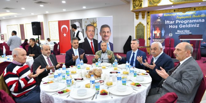 Mamak Belediye Başkanı Murat Köse muhtarlarla iftar programında bir araya geldi