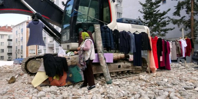 Avcılar'da pazarda buldozer reyonu