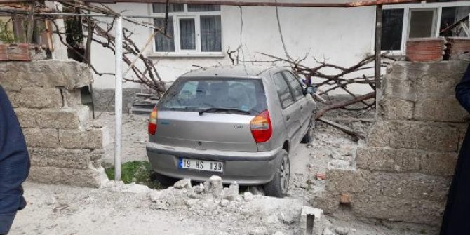 Direksiyonda rahatsızlandı; otomobili evin bahçesine daldı