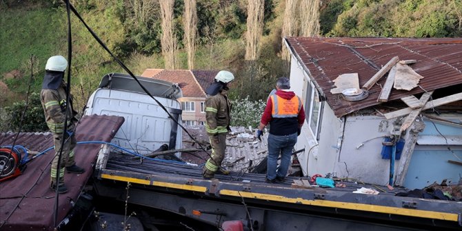 Sarıyer’de tırın gecekondunun üzerine düşmesi sonucu 6 kişi yaralandı