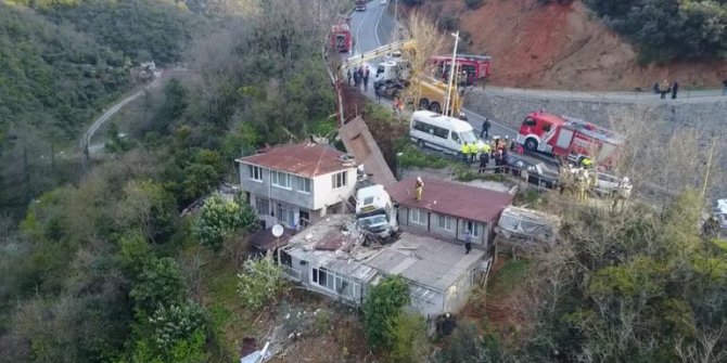 Sarıyer'de gecekondu üzerine demir yüklü tır devrildi