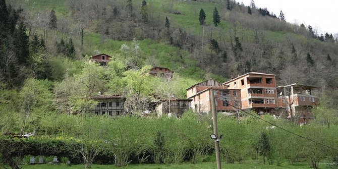 Trabzon'da heyelan riski nedeniyle 8 ev tahliye edildi