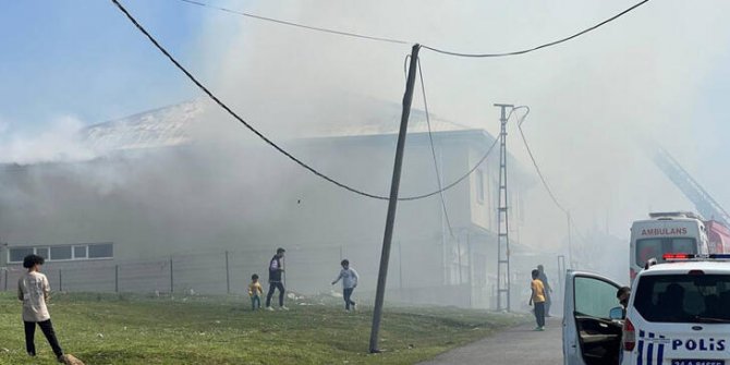 Arnavutköy'de fabrika çatısında yangın