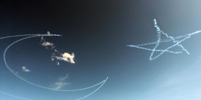 Türk Yıldızları'nın Ağrı semalarındaki 'ay yıldızlı' gösterisi nefes kesti
