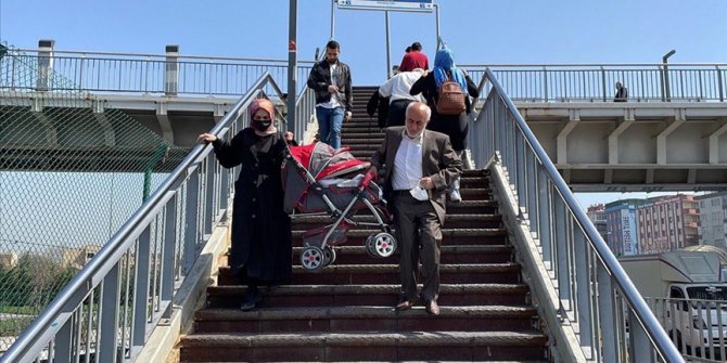İstanbul'da metrobüs duraklarındaki çalışmayan asansörler yolcuların tepkisine neden oldu