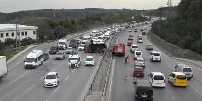 Arnavutköy'de hafif ticari araç ile kamyonet çarpıştı; 1 yaralı