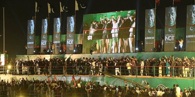 Eski Pakistan Başbakanı görevden düşürülmesiyle ilgili ABD'ye yönelik suçlamalarını sürdürdü