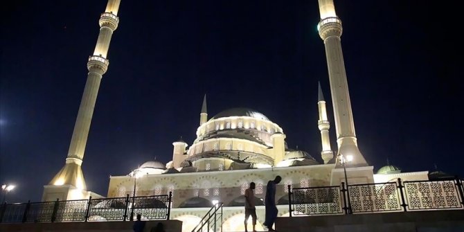 Ganalı Müslümanlar teravih namazını Gana Milli Camisi'nde eda ediyor
