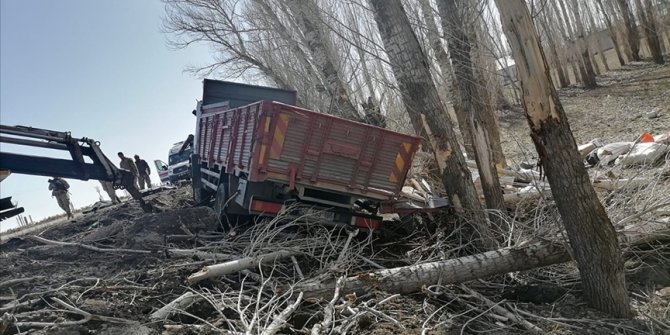 Ağrı'da kamyon şarampole yuvarlandı, 2'si çocuk 5 kişi hayatını kaybetti