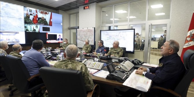 Bakan Akar, 'Pençe Kilit Operasyonu'nu komuta kademesiyle Harekat Merkezi'nden yönetti