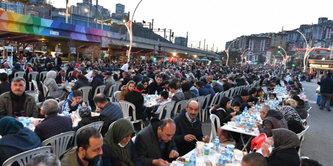 Mamak Belediyesi önünde dev iftar sofrası kuruldu