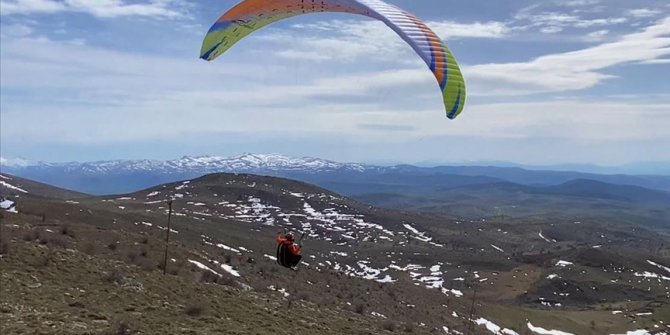 Yamaç paraşütü pilotları Kocatepe'den Büyük Taarruz için havalandı