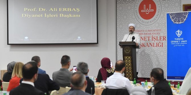 Diyanet İşleri Başkanı Erbaş, iftar programında konuştu: "İyiliğe vesileyiz"