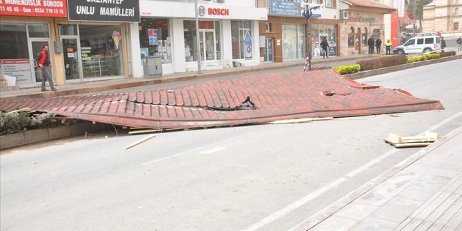 Nevşehir ve Kırşehir'de fırtına yaşamı olumsuz etkiliyor