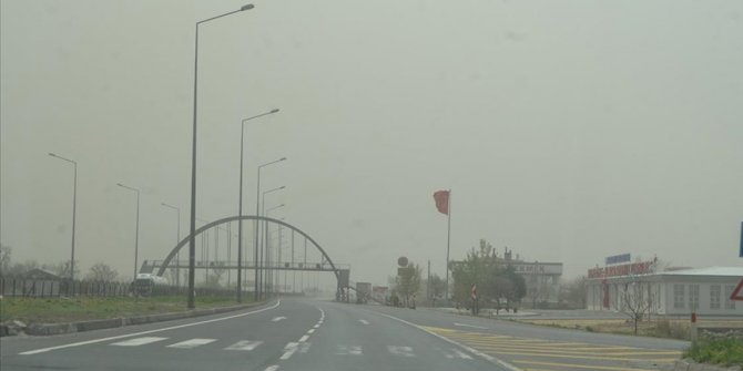 Aksaray'da kum fırtınası trafikte aksamaya neden oldu