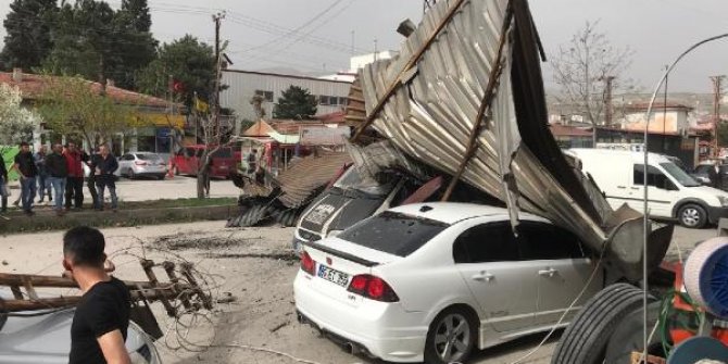 Sivas'ta kuvvetli rüzgar; uçan çatılar araçların üzerine düştü