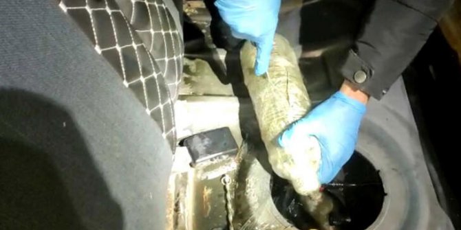 Otomobilin benzin deposundan pet şişelerde 3 kilo uyuşturucu çıktı