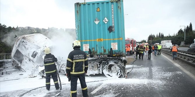 Anadolu Otoyolu'nun Kocaeli kesiminde tır yangını nedeniyle ulaşım sağlanamıyor