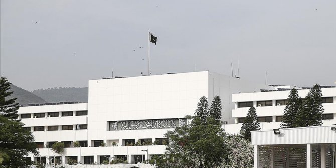 Pakistan'da yeni koalisyon hükümeti yemin ederek görevine başladı