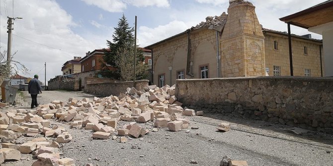 Nevşehir'de fırtına minareyi yıktı, seralara zarar verdi