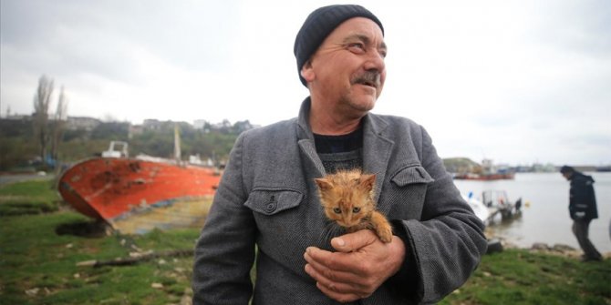 Taşkın bölgesinde ıslanan kedi yavrusunu ceketinde ısıttı
