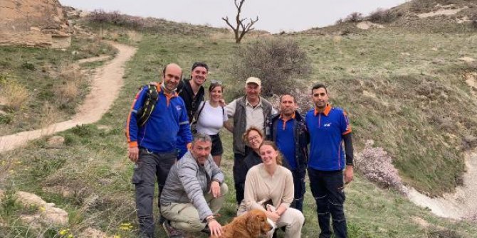 Turistler köpeği kurtarmak için indikleri çukurda mahsur kaldı