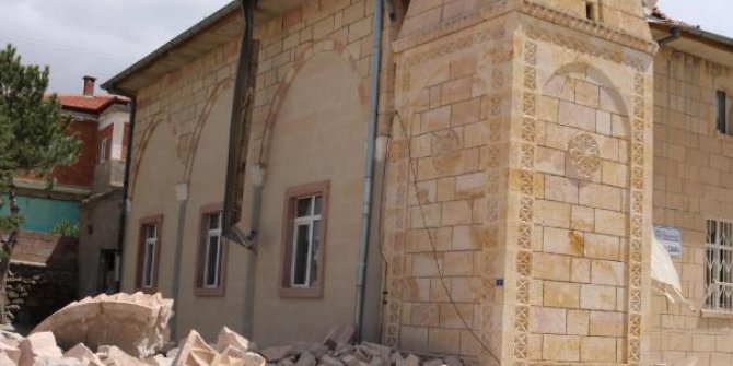 Nevşehir'de kuvvetli rüzgar; cami minaresi yıkıldı, seralar zarar gördü