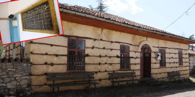 150 yıllık düğmeli ilkokul orijinalliğiyle ilgi çekiyor