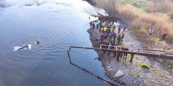 Kızılırmak Nehri'ne uçan araçtaki karı- koca öldü